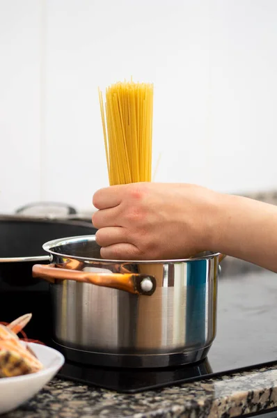 Espaguetis Hirviendo Sartén Sobre Estufa Eléctrica Cocina — Foto de Stock