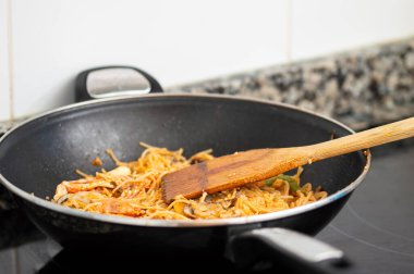 Spagetti ve deniz ürünleriyle kızartma tavası.