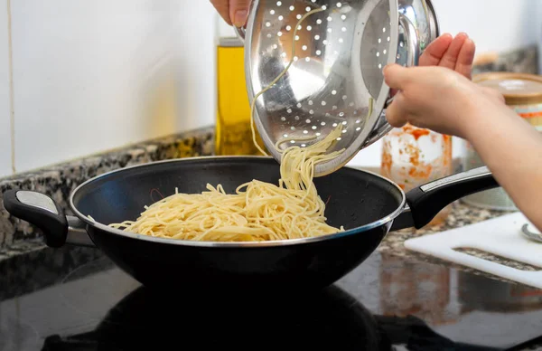Mulher Derramando Espaguete Escorredor Prata Panela — Fotografia de Stock
