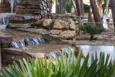 Doğal taş adımları şeklinde dekoratif şelale