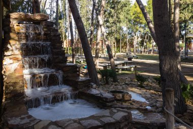 Doğal taş adımları şeklinde dekoratif şelale