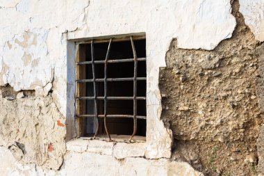 çöken bir evde eski kafesli pencere