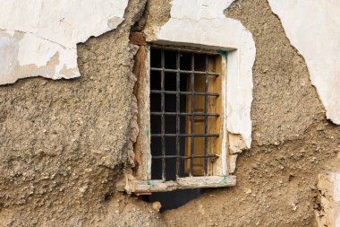 çöken bir evde eski kafesli pencere