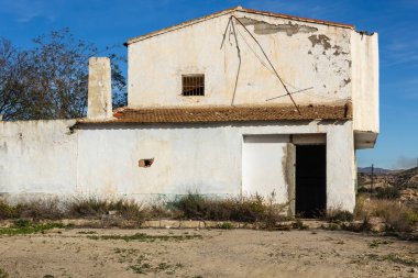 bir alandaki eski bir evi ayakta kalıntıları