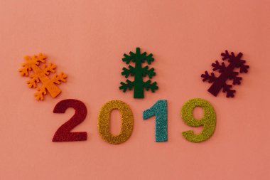 Mutlu yeni yıl 2019 pembe bir arka plan üzerinde