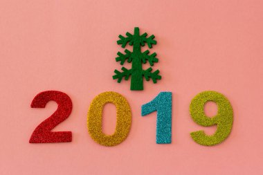 Mutlu yeni yıl 2019 pembe bir arka plan üzerinde