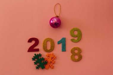 Mutlu yeni yıl 2019 pembe bir arka plan üzerinde