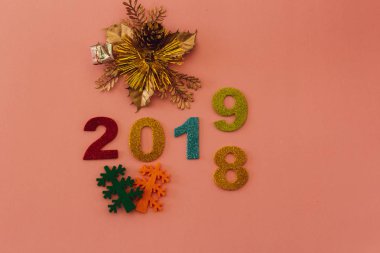 Mutlu yeni yıl 2019 pembe bir arka plan üzerinde