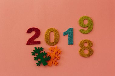 Mutlu yeni yıl 2019 pembe bir arka plan üzerinde