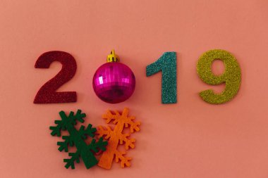 Mutlu yeni yıl 2019 pembe bir arka plan üzerinde