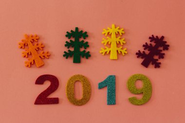 Mutlu yeni yıl 2019 pembe bir arka plan üzerinde