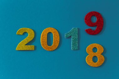 Mutlu yeni yıl 2019 mavi bir arka plan üzerinde 