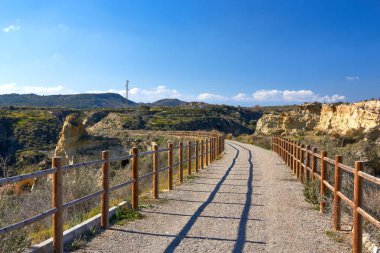 Güzel dağ yolu koşu, harika tasarımı için herhangi bir amaç için. Yol dağ. Dağ Vadisi. Sabah koşu. Dağlar sembolü. Doğa tasarım. 