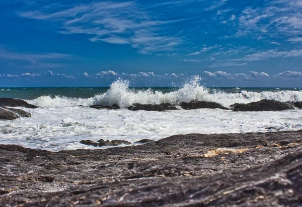 波のビーチの A mediateranea 海 — ストック写真