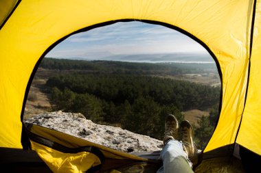 Çadırdan görüntüleyin. Serin yolculuk. Dağlarda çadır görünümden. Gerçek fotoğraf hiking.