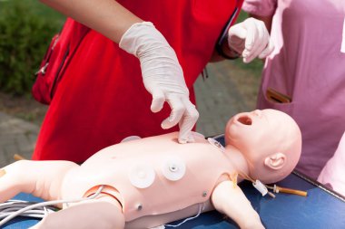 CPR eğitim bebek iki parmak göğüs sıkıştırma ile performans sağlık görevlisi