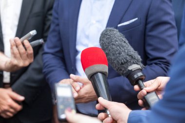 İşadamı ya da politikacı ile röportaj tuşuna basın