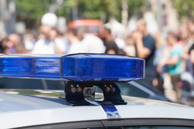 Polis arabası Focus, arka plan bulanık kalabalıkta ışıklar yanıp sönüyor