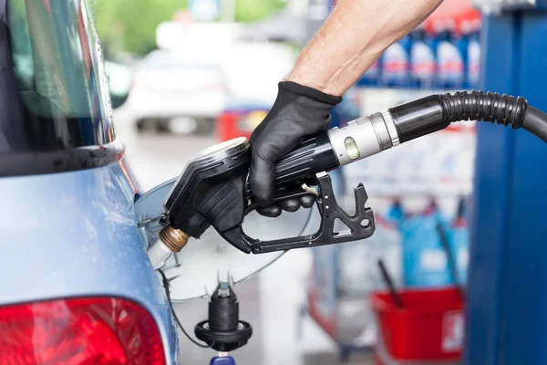 Hombre Llenando Combustible Coche Estación Servicio — Foto de Stock