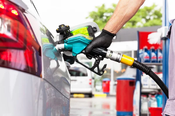 Hombre Llenando Diesel Coche Estación Servicio — Foto de Stock