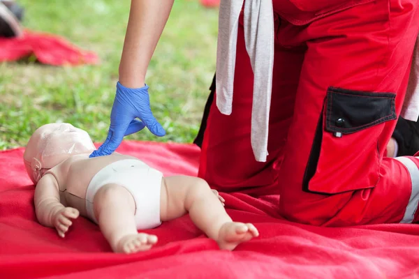 赤ちゃん Cpr ダミー応急処置講習 — ストック写真