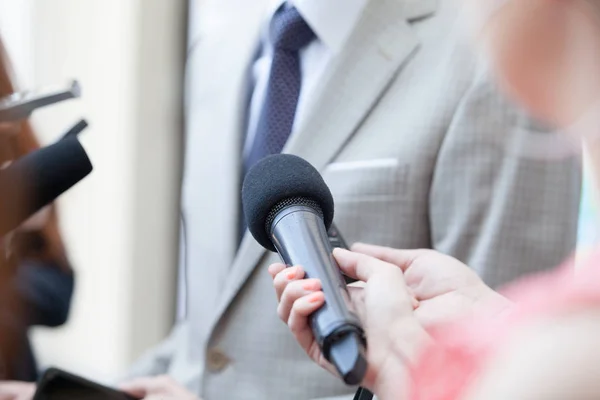 Giornalista Che Intervista Media Con Uomo Affari Politico Irriconoscibile — Foto Stock