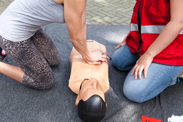 Cpr 与急救训练医疗程序 — 图库照片