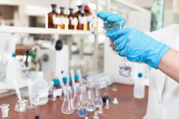 Científico Analizando Muestra Del Agua Laboratorio —  Fotos de Stock