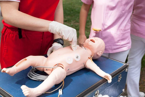 赤ちゃん Cpr ダミー応急処置講習 — ストック写真