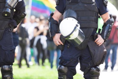 Lgbt gurur geçit töreni sırasında nöbetçi polis memuru