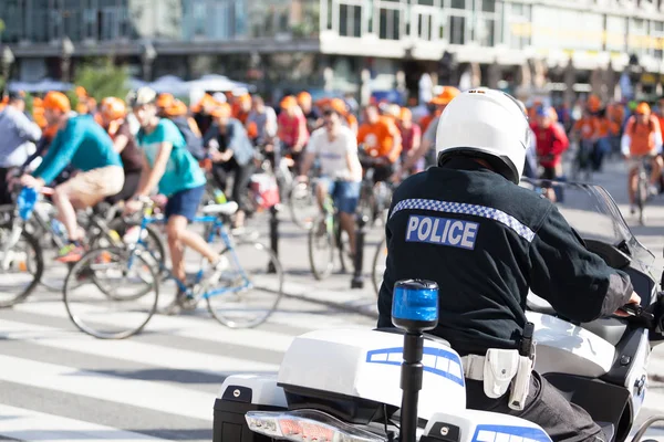 Policial Plantão Guardar Ciclistas — Fotografia de Stock