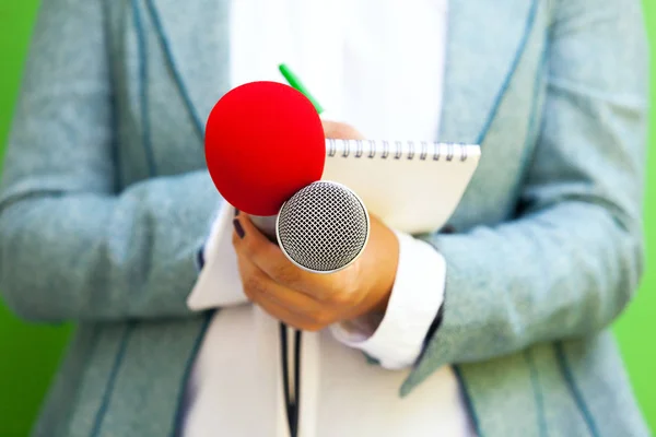 Vrouwelijke Verslaggever Bij Persconferentie Notities Schrijven Microfoon Vasthouden — Stockfoto