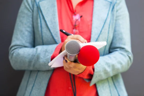 Reporterin Bei Pressekonferenz Schreibt Notizen Hält Mikrofon — Stockfoto