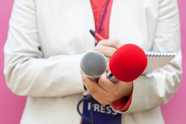 Verslaggever Bij Persconferentie Schrijven Van Notities Het Houden Van Microfoon — Stockfoto