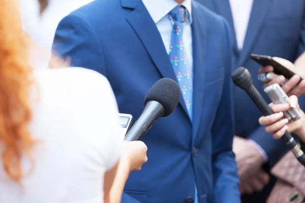 Reporter Che Intervistano Media Con Uomo Affari Politico Irriconoscibile — Foto Stock