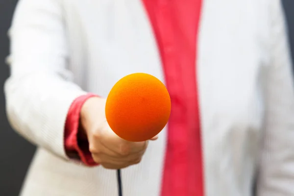 Une Journaliste Tenant Microphone Faisant Une Interview — Photo