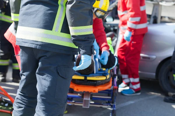 Pompiers Ambulanciers Paramédicaux Dans Une Opération Sauvetage Après Accident Route — Photo