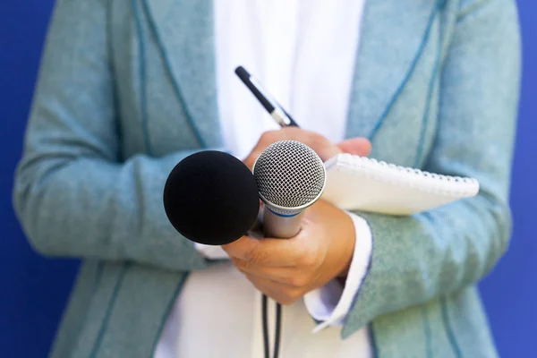Journaliste Féminine Conférence Presse Écrivant Des Notes Tenant Microphone — Photo