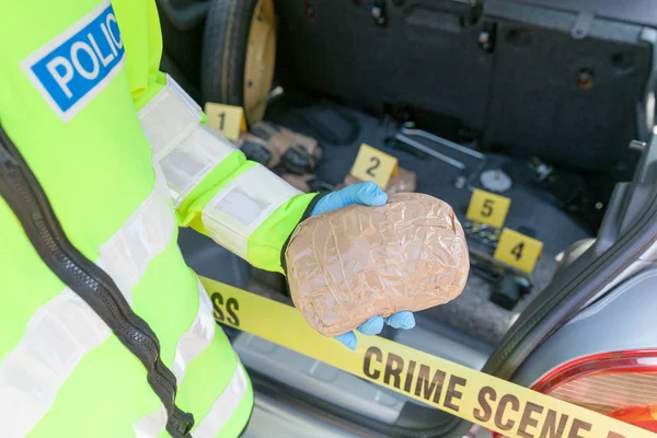 Agente Polizia Con Pacco Droga Trovato Nel Bagagliaio Auto — Foto Stock