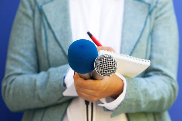 Kobiece Dziennikarz Konferencji Prasowej Pisanie Notatek Trzymając Mikrofon — Zdjęcie stockowe