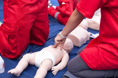 Bebek kalp masajı kukla ilk yardım eğitimi