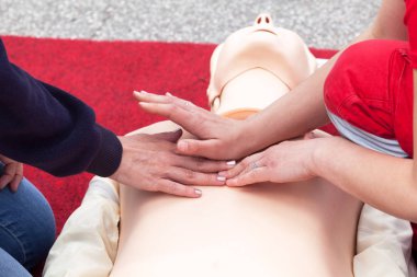 İlk yardım eğitimi. Göğüs sıkıştırma.