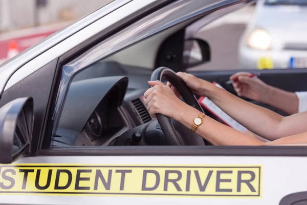 Mulher Meia Idade Aprendendo Dirigir Carro Com Instrutor Condução — Fotografia de Stock