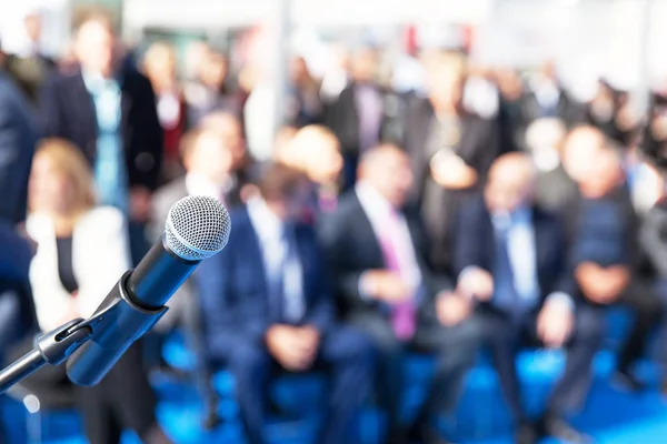 Microphone Focus Blurred Audience — Stock Photo, Image