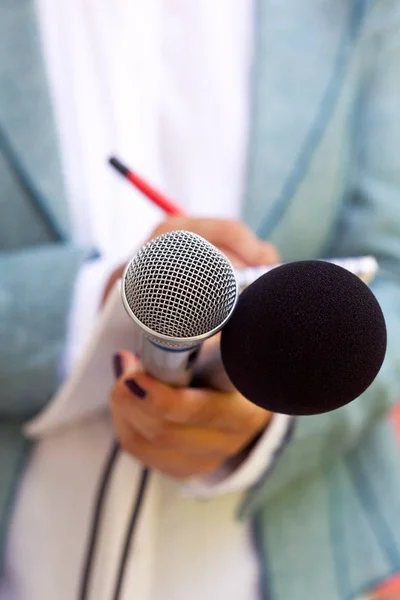 Kvinnlig Reporter Vid Presskonferens Anteckningar Mikrofon — Stockfoto