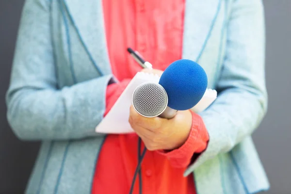 Journaliste Féminine Lors Une Conférence Presse Écrivant Des Notes Tenant — Photo