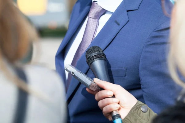 Reportero Haciendo Entrevista Medios Con Empresario Político — Foto de Stock