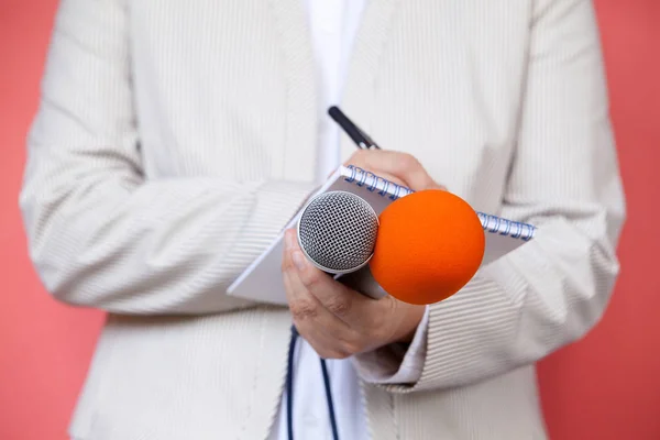 Dziennikarka Konferencji Prasowej Notatki Trzymanie Mikrofonu — Zdjęcie stockowe