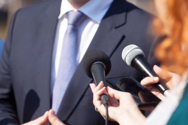 Basın röportaj yapma gazetecilere politikacı ya da işadamı ile