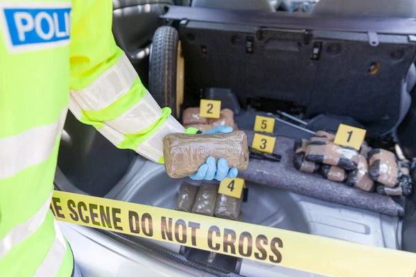 Офицер Полиции Наркотиками Обнаружен Багажнике Машины — стоковое фото